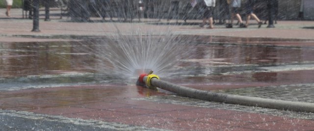 KURTYNA WODNA NA RYNKU