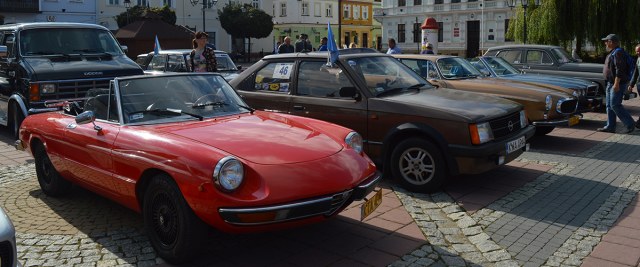 Zabytkowe pojazdy odwiedziły sanocki Rynek