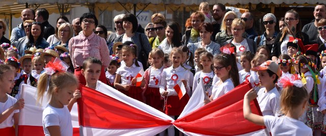 „Przedszkolaki z Biało-Czerwoną” (ZDJĘCIA)
