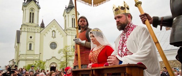 Król się żeni!