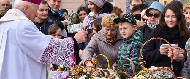Na sanockim Rynku poświęcono pokarmy wielkanocne. Za nami „4. Śniadanie Wielkanocne” (VIDEO, ZDJĘCIA)